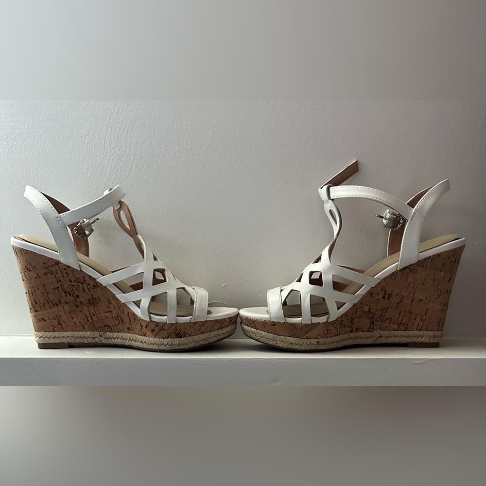 Eva & Zoe white wedges